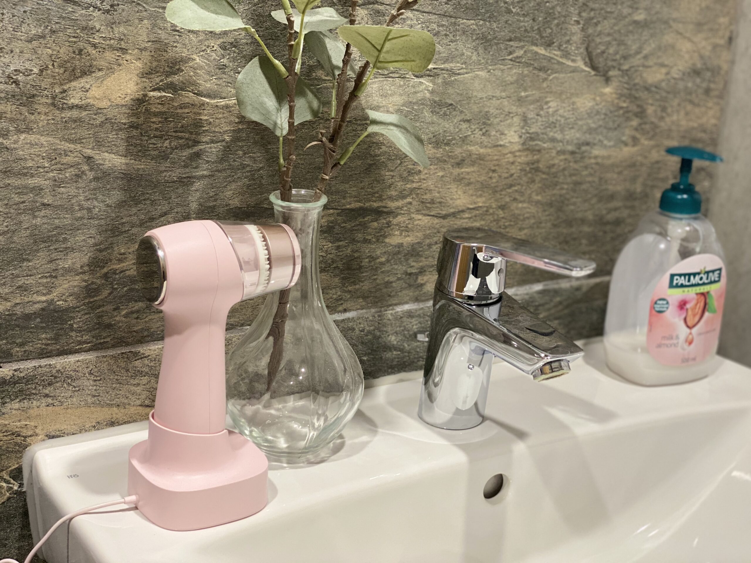 Ansigtsmassagerenser fra World of Comfort - gummi børste og ultrastød system på badeværelset